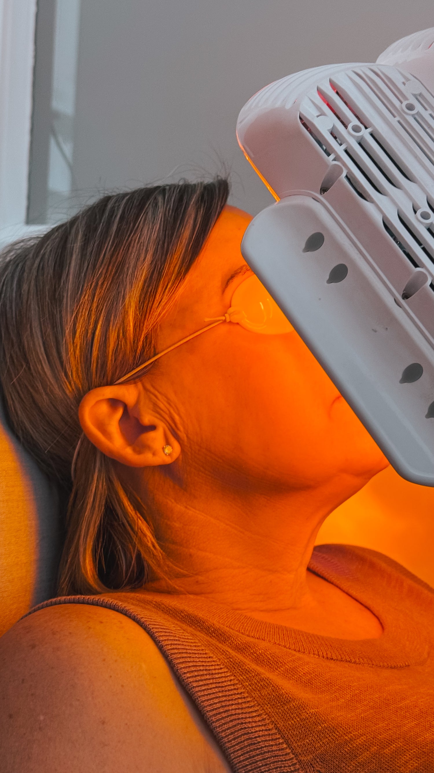 a women receiving a n LED Light Therapy Treatment