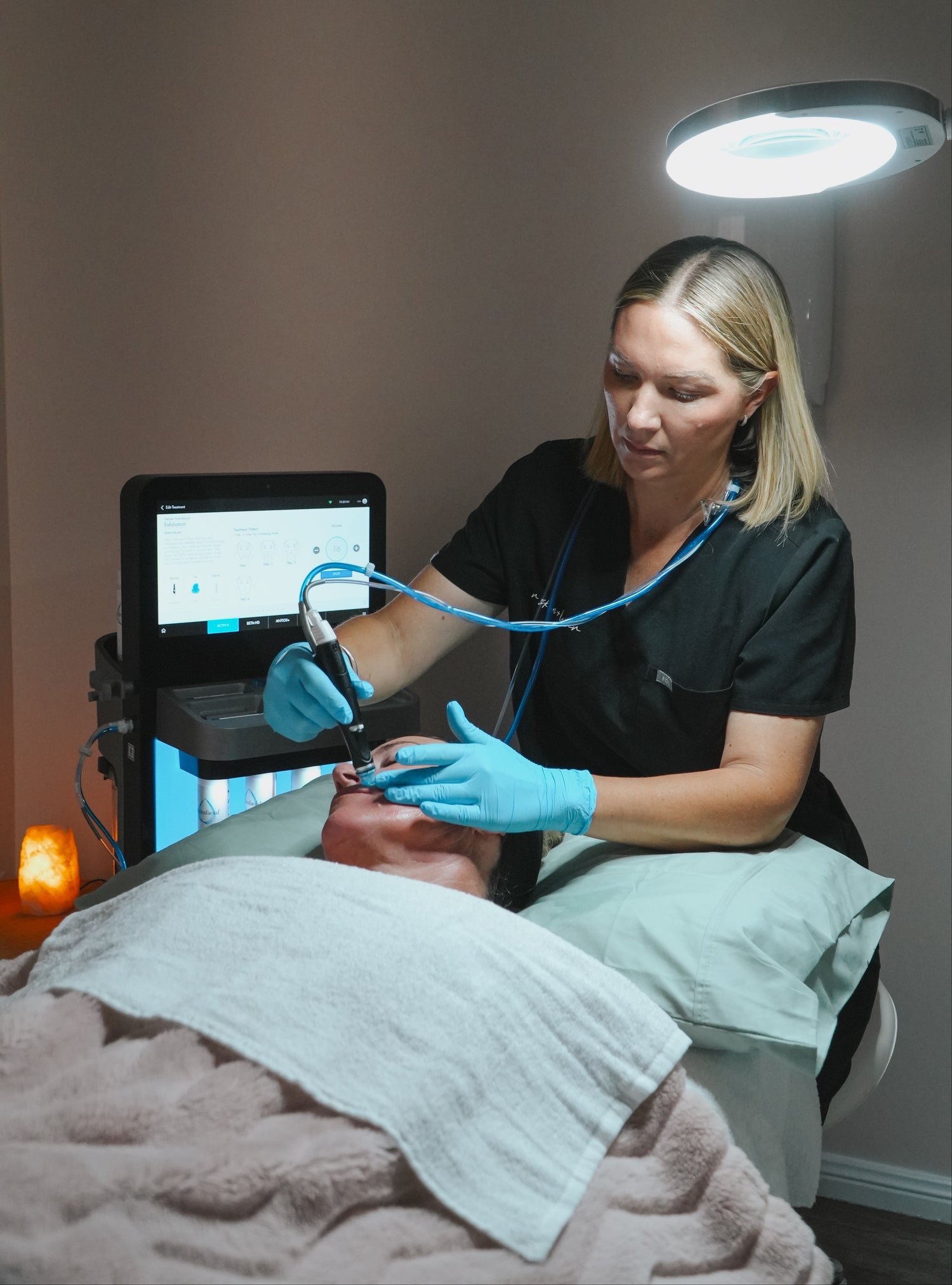 hydrafacial treatment in progress